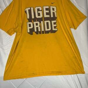 Vintage Nike LSU Tigers "Tiger Pride" Graphic T-Shirt